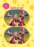 Twee identieke afbeeldingen van vier poppen in glitteroutfits met militaire jasjes en hoge hakken.
