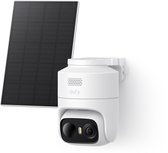 Witte eufy beveiligingscamera met zonnepaneel, gemonteerd op een muur.