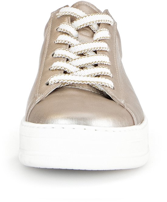 Voorkant van een metallic Gabor sneaker met witte zool en veters.