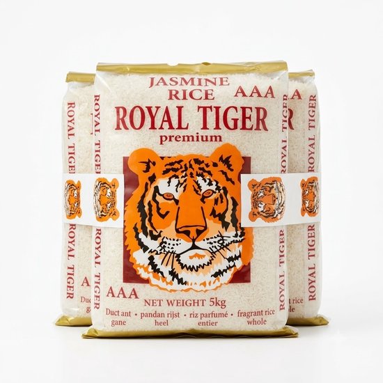 Drie zakken witte jasmijnrijst met op de voorkant een grote oranje tijgerkop en de tekst "JASMINE RICE ROYAL TIGER premium".