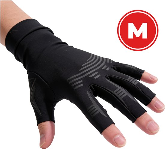 Main présentant un gant noir sans doigts avec des motifs gris, avec un cercle rouge indiquant "M".