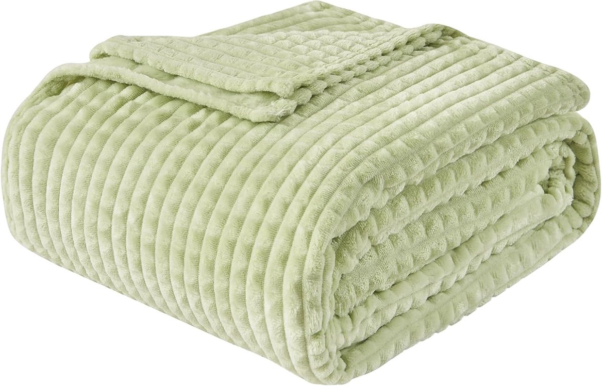 Famanu Luxe flanellen fleece deken voor bank en bed, zachte en warme plaid met geometrisch ontwerp, 150 x 203 cm, saliegroen neutraal
