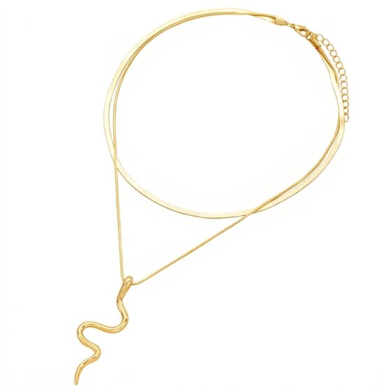 Gouden dubbele ketting met slanghanger, op witte achtergrond.