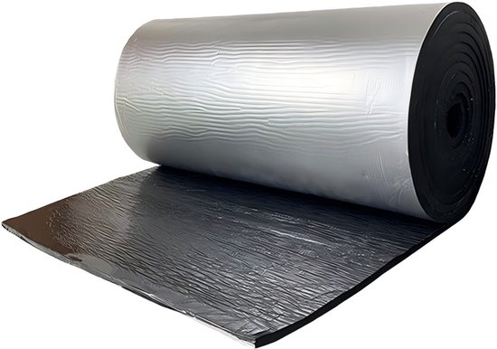 Rol isolatiemateriaal met zilverkleurige en zwarte zijde, deels afgerold op witte achtergrond.