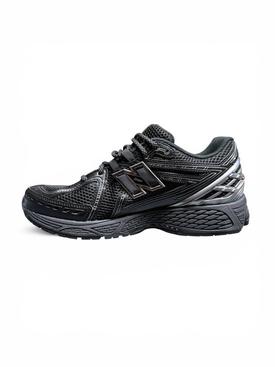 Zwarte New Balance 1906R sneaker met zilverkleurige 'N' logo en mesh details.