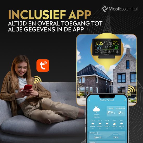 Vrouw op bank gebruikt smartphone, weerstation op tafel toont weersvoorspelling, app toont vergelijkbare gegevens. Gebouw op achtergrond.