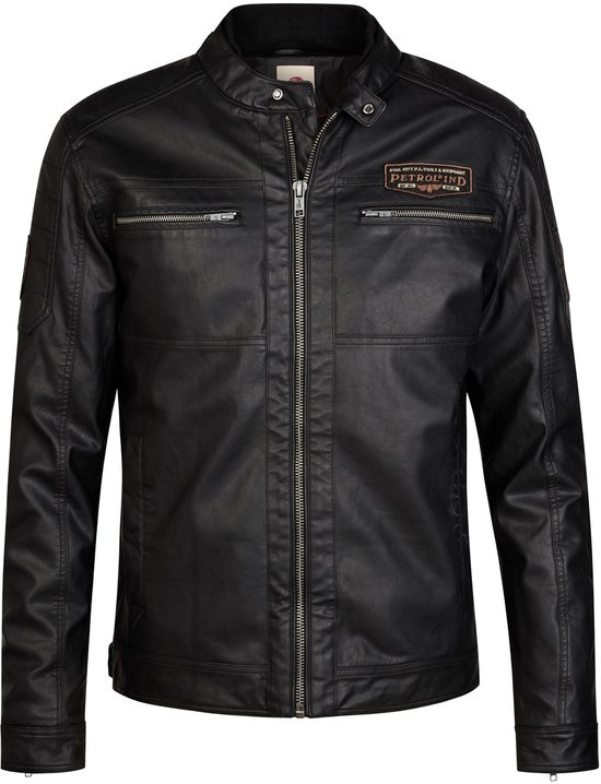 Zwarte PU racerjack met rits, twee borstzakken met rits, en patches op de borst.