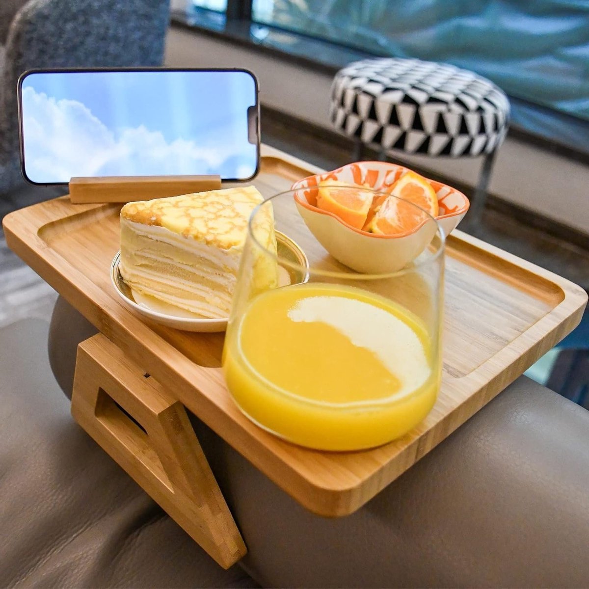 Fleece sofa hoes met armleuning en opvouwbare houten tray, ideaal voor snacks, drankjes en afstandsbedieningen, 360° mobiele telefoonhouder.