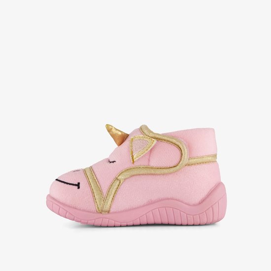 Roze pantoffel met een gouden eenhoornhoorn en oor. Zwart geborduurd gezichtje met gesloten oogjes.