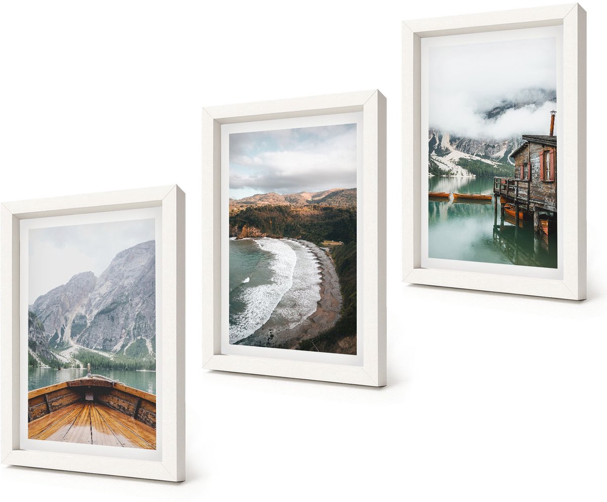 Coloray 3-Delige Schilderij Set - Uitzicht op de bergen boven het meer met boot en strandlandschappen. - 20x30 - Muurdecoratie - Wanddecoratie - Slaapkamer - Moderne Wanddecoratie
