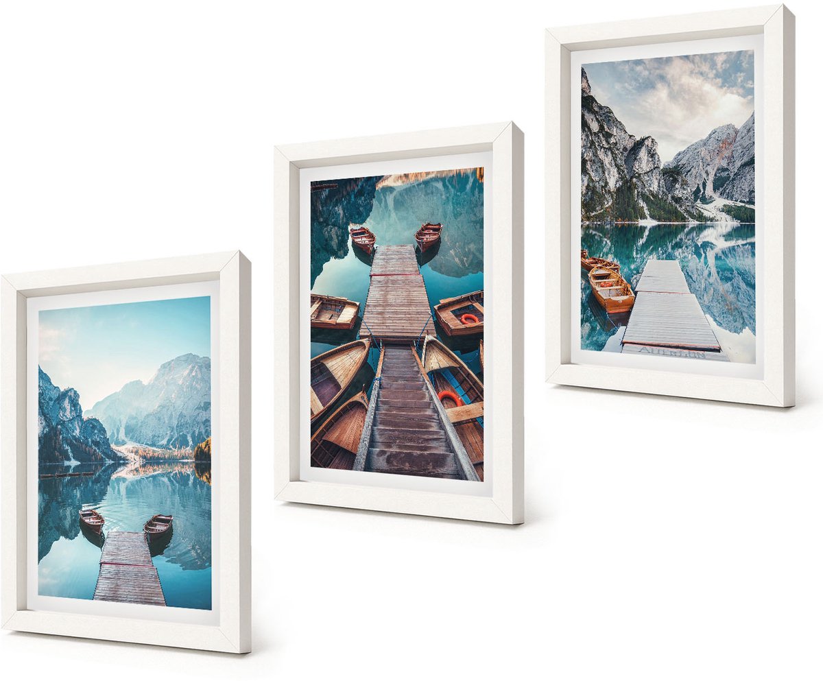 Coloray 3-Delige Schilderij Set - Een rustig meer met houten steigers en boten. - 20x30 - Wanddecoratie - Schilderijen Set - Interieur - Stijlvolle Muurdecoratie