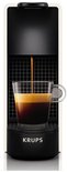 Krups Nespresso Essenza Mini blanche avec accents noirs, dans laquelle de l'espresso est versé dans un verre.