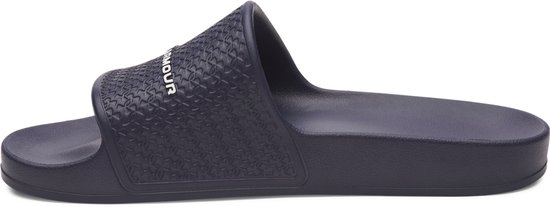 Donkerblauwe Under Armour slipper met gestructureerde band en wit logo.