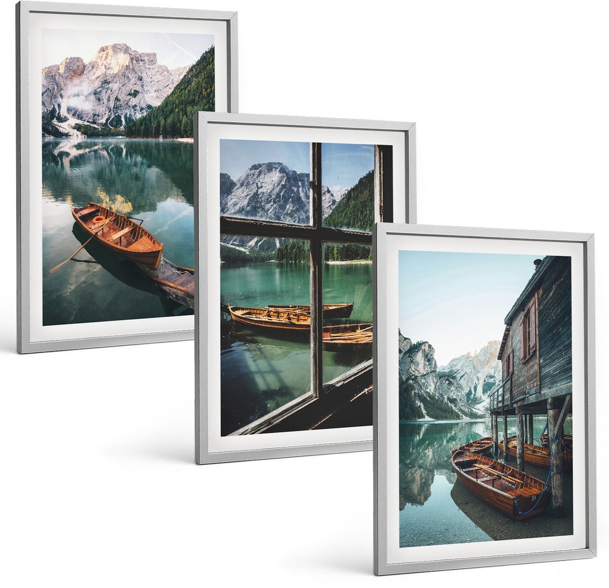 TULUP 4-Delige Schilderij Set - Uitzicht op een bergmeer met boten en een huis aan het water. - 40 x 60 cm - Decoratieve Schilderijen - Woonkamer - Interieur - Woonkamer Decoratie Zilveren lijst