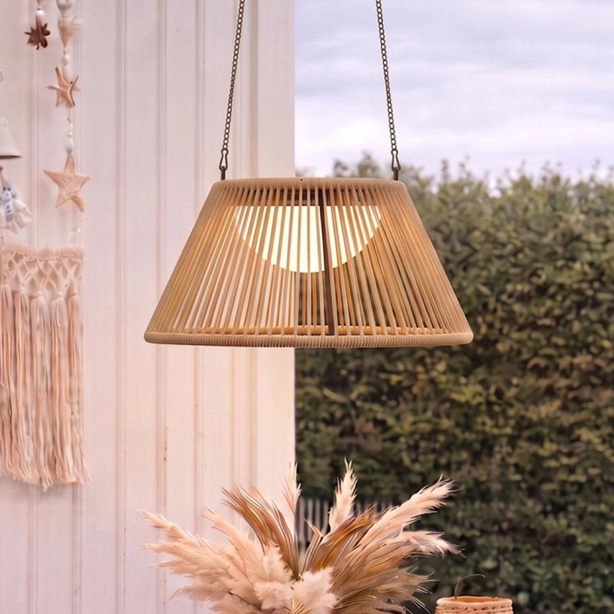 Solar hanglamp buiten 'Maris' - Oplaadbaar via USB C - Warm wit licht (2700K) - IP44 - Met Afstandsbediening - Rotan look - Tuinverlichting op zonne-energie