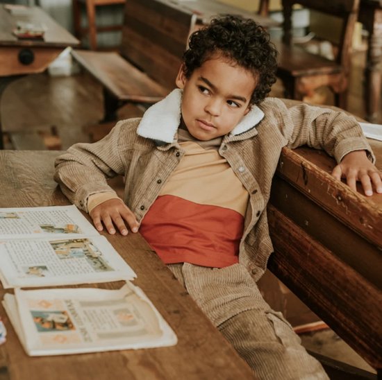 Jongen in corduroy jas met teddy kraag, geel met oranje shirt