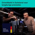 Twee mannen bekijken een Siemens koffiemachine. "Ontwikkeld in Duitsland voor langdurige prestaties" en "Duitse technische topkwaliteit".