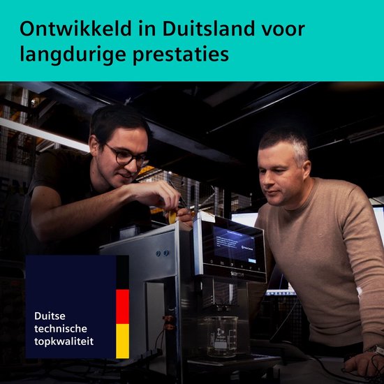 Twee mannen bekijken een Siemens koffiemachine. "Ontwikkeld in Duitsland voor langdurige prestaties" en "Duitse technische topkwaliteit".