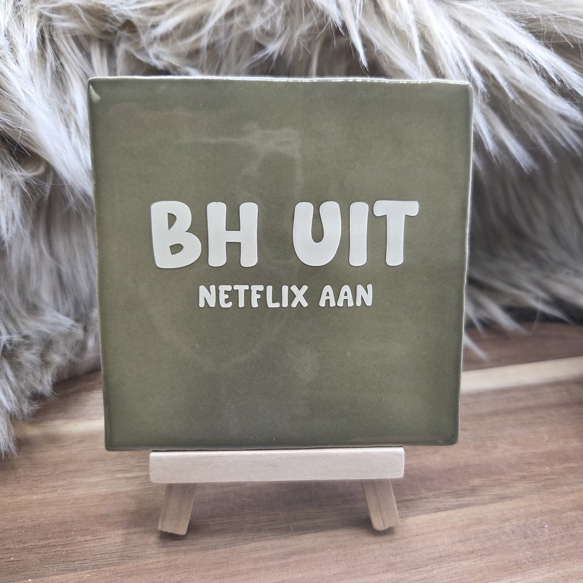 CreaCraft - Robuust tegeltje – "BH uit netflix aan" - Grappige Wanddecoratie - Cadeau met Knipoog - Vrienden, Familie, Collega of zomaar - Trendy nu - Cadeau idee - Incl standard - Brievenbuscadeau - Spreuktegel - Tegeltjeswijsheid
