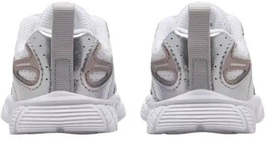 Achterkant van twee witte sneakers met zilverkleurige accenten en een zilverkleurige hiellus.