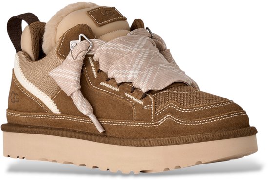 Bruine UGG-sneaker met veter met ruitpatroon, beige voering en dikke zool.