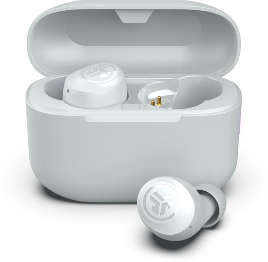 Witte JLab Go POP oordopjes in een open witte oplaadcase, één oordopje los.
