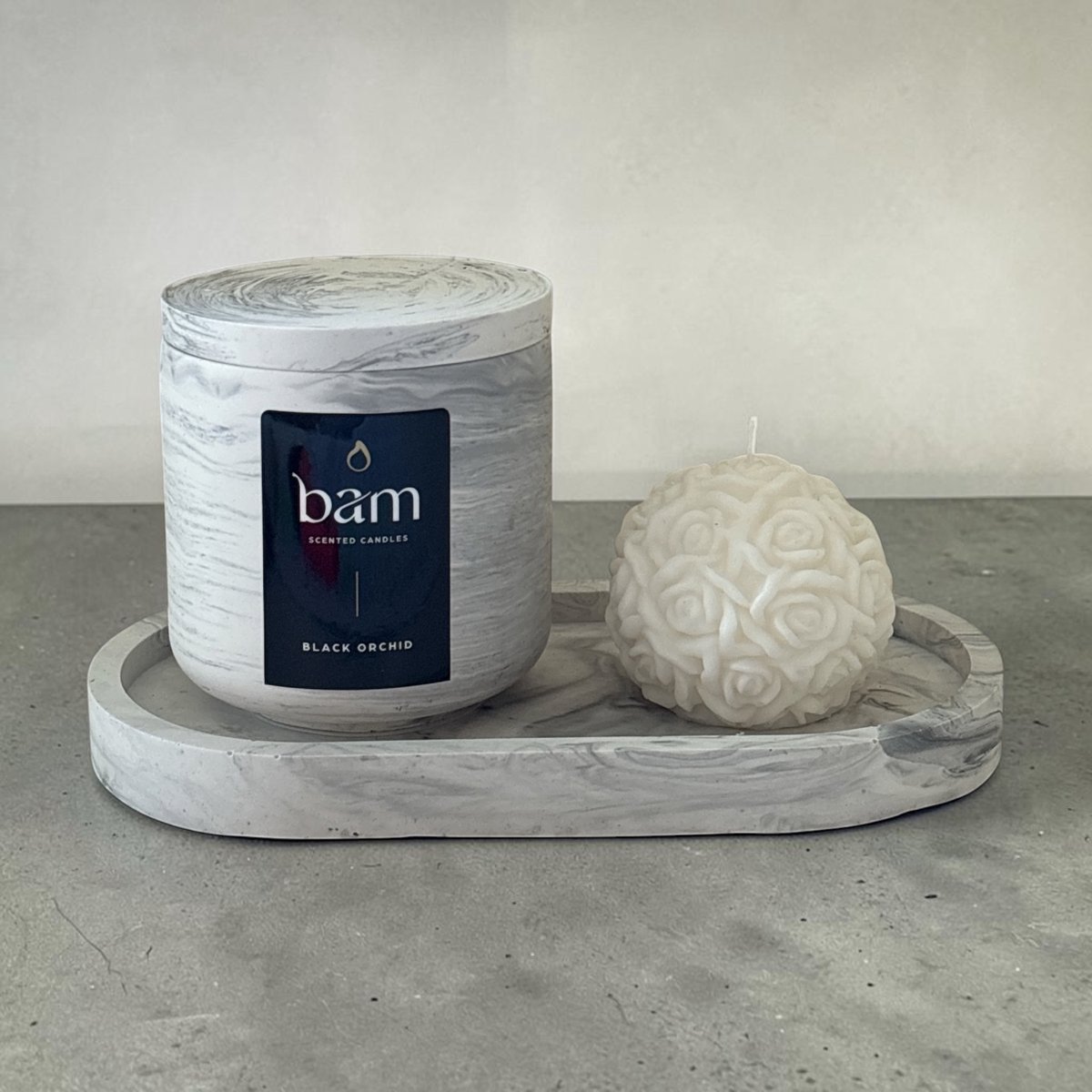 Bam Kaarsen Black Orchid Geschenkset – Geurkaars 140 g met Houten Lont – Handgemaakte Rozenkaars en Zwart Gemarmerd Ovaal Schaaltje