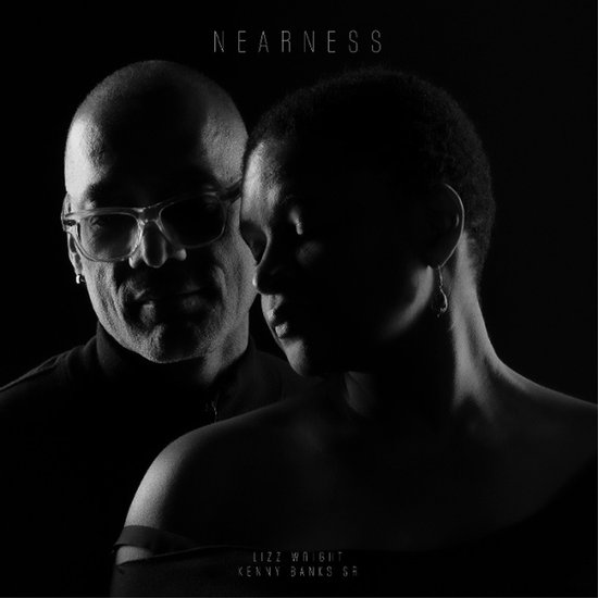 Albumhoes "Nearness" met Lizz Wright en Kenny Banks Sr. Een zwart-witfoto van twee mensen.