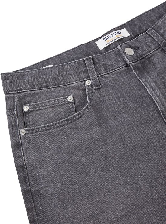 Detail van de tailleband van een grijze spijkerbroek met het Only & Sons logo.