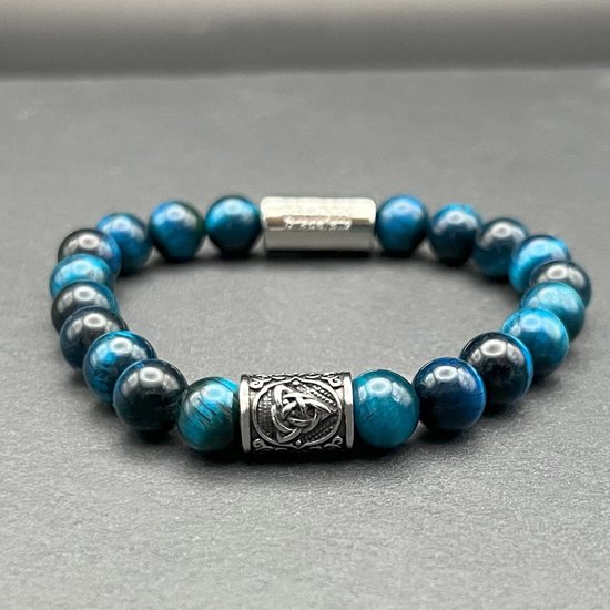 Blauwe tijgeroog kralenarmband met zilverkleurige details en een Viking symbool.