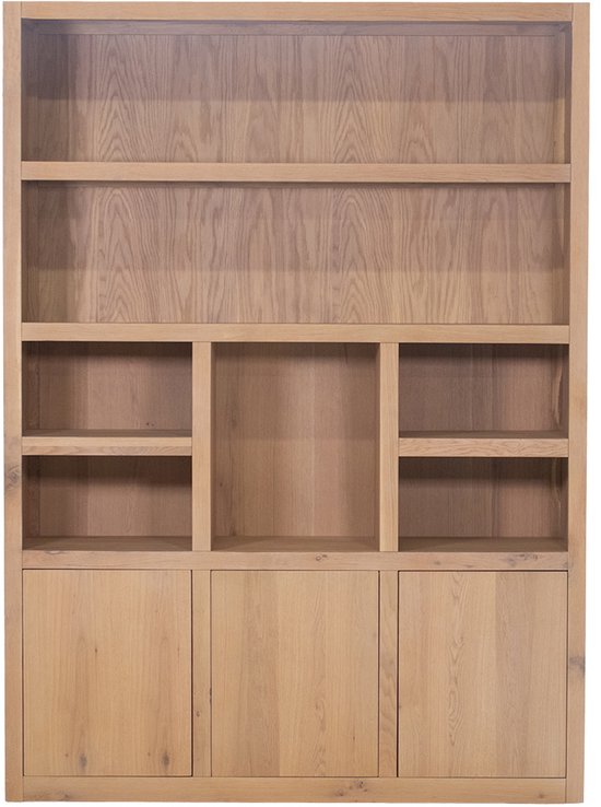 Houten boekenkast met gesloten onderkant en open vakken, op een witte achtergrond.