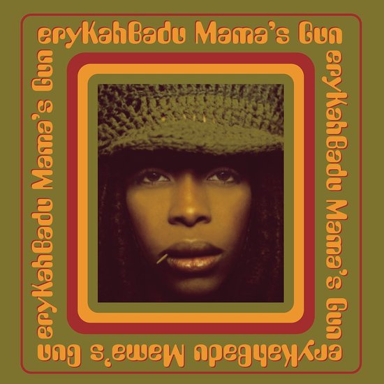 Erykah Badu Mama's Gun albumcover met close-up van Erykah Badu die een groene muts draagt. Tekst 'Erykah Badu Mama's Gun' herhaalt zich rond het middenkader.