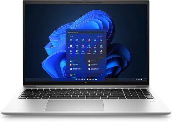 Zilveren laptop met verlicht toetsenbord en een Windows 11 startmenu op het scherm, rechtsonder een klok.