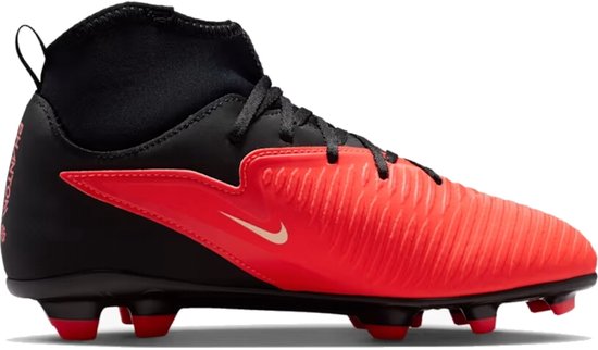 Football boots juniors noirs et rouges avec lacets, col haut et swoosh rouge distinctif. L'avant du pied présente des nervures horizontales.