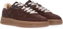 Bruine suède sneakers met beige veters en rubberen zool.