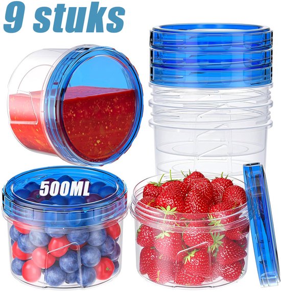Ensemble de 9 boîtes de conservation avec couvercles bleus. Une grande boîte avec de la sauce, une boîte de 500 ml avec des myrtilles, des boîtes empilées et une boîte avec des fraises.