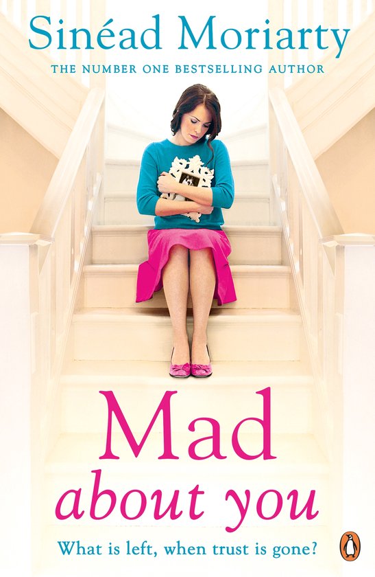 Boekomslag van 'Mad about you' van Sinéad Moriarty. Een meisje zit op de trap met een bos bloemen.