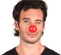 Man met een rode clownsneus en een knipoog.