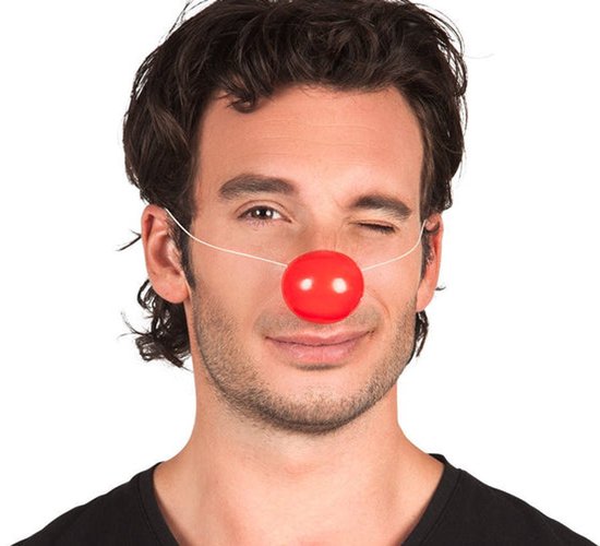 Man met een rode clownsneus en een knipoog.