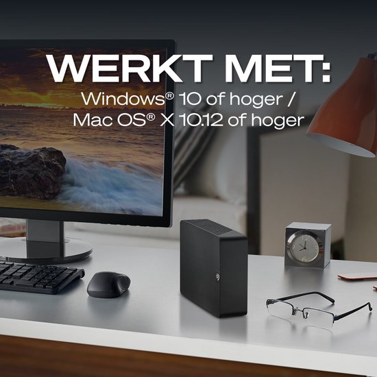 Disque dur externe noir sur un bureau. Fonctionne avec Windows 10+ et Mac OS X 10.12+.