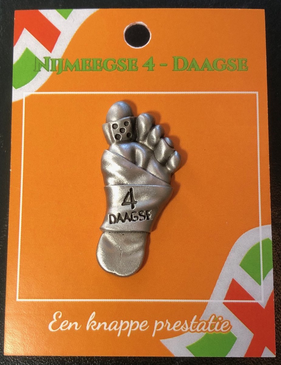 Nijmeegse Vierdaagse Jaarspeld - Beschermengel Wandelaars Pin – Gepleisterde voet speldje - Handwerk - Massief Tin - Uniek cadeau voor Vierdaags lopers!