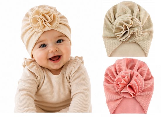 Vrolijke baby met beige tulband mutsje met bloem. Naast baby, beige en roze mutsjes.
