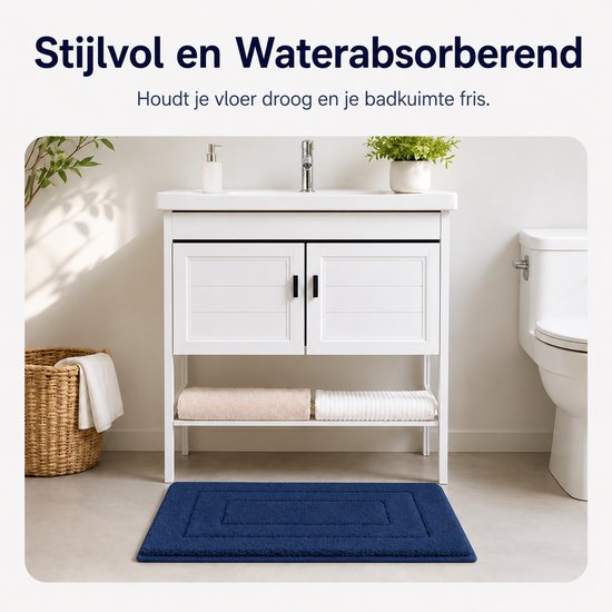 Blauwe badmat voor een witte wastafelmeubel in een badkamer.