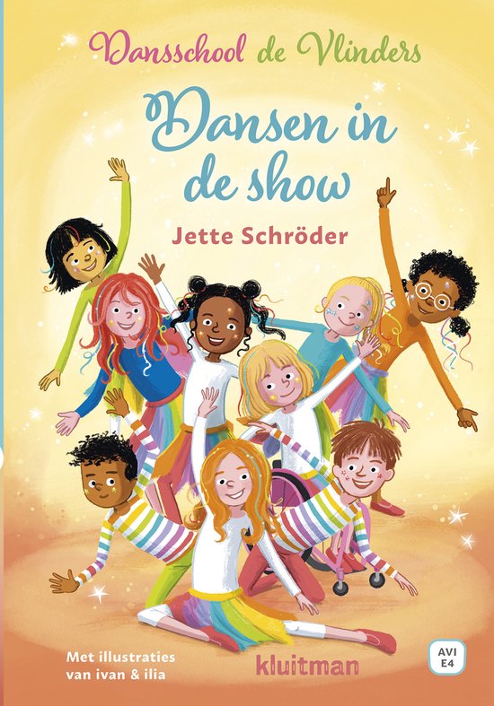 De vrolijke cover van het kinderboek 'Dansschool de Vlinders: Dansen in de show' toont een diverse groep lachende kinderen, sommigen in kleurrijke kleding, die samen dansen, één kind in een rolstoel.