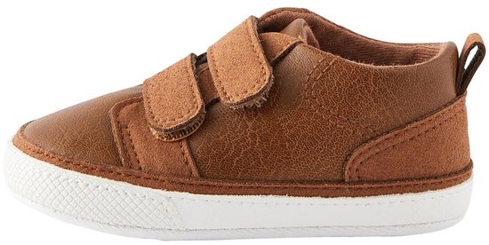 Zij-aanzicht van bruine babysneakers met klittenbandsluiting.