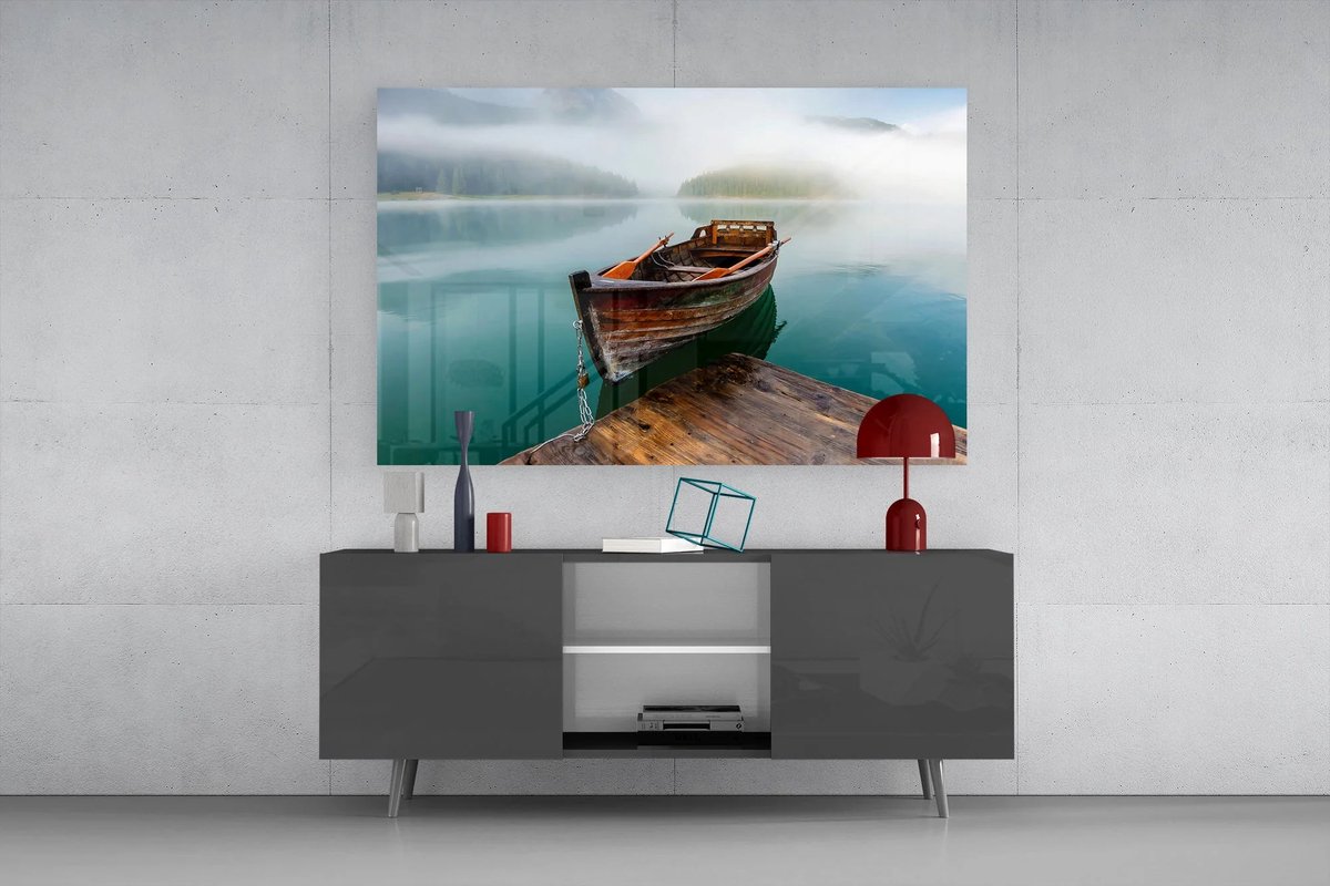Glasschilderij Rustgevende Boot op Bergmeer – Luxe Wanddecoratie van Gehard Glas – Premium Natuur Landschap 72 x 46 cm