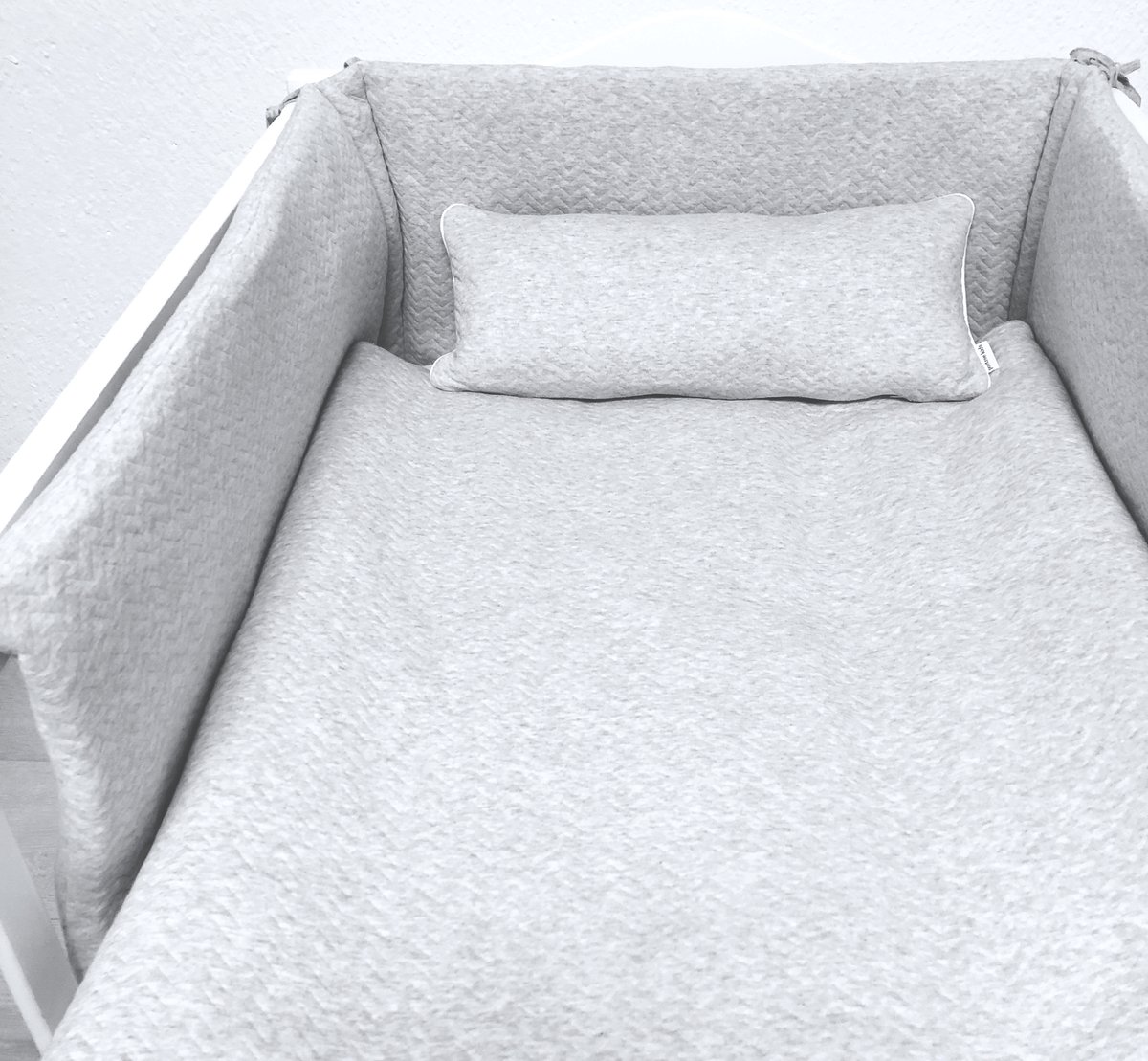Poetree Kids - Bedomrander Chevron Light Grey Melange