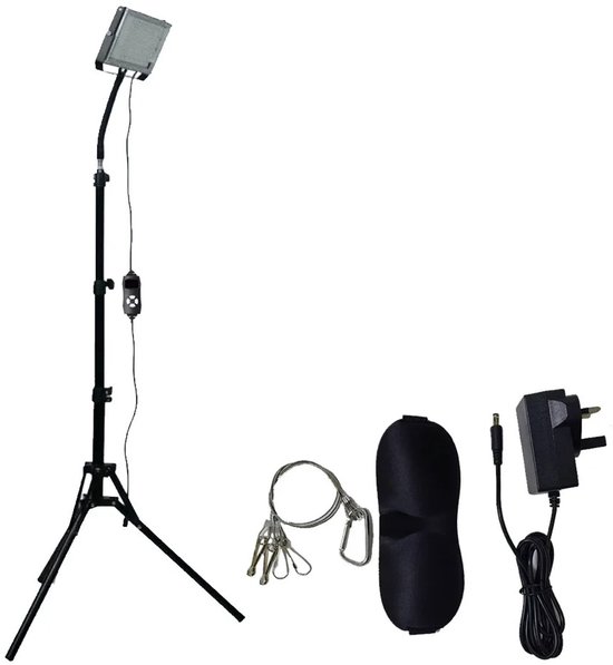 Verstelbaar statief met een LED-paneel, oogbeschermers, clips en oplader, geïsoleerd op een witte achtergrond.
