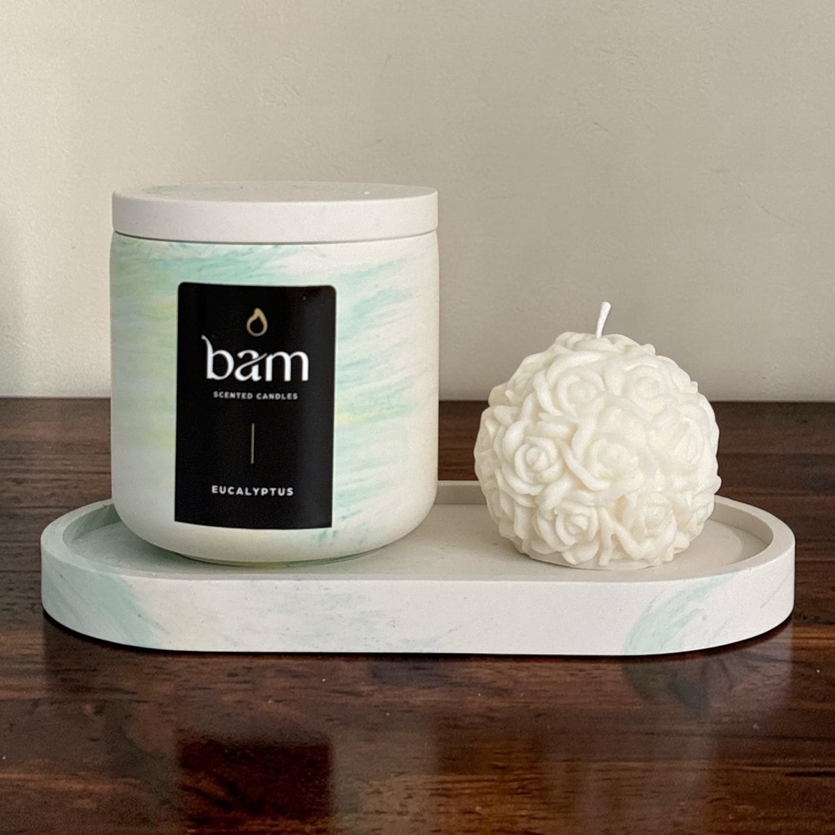 Bam Kaarsen Eucalyptus Geschenkset – Geurkaars 140 g met Houten Lont – Handgemaakte Rozenkaars en Ovale Schaal wit geel groen gemarmerd