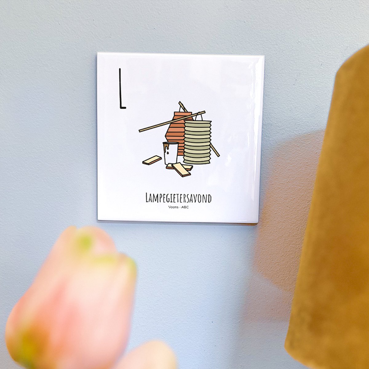 Lampegietersavond - ABC tegeltje Veenendaal - Keramiek met Handgetekende Illustratie - Wanddecoratie - Woondecoratie - Relatiegeschenk - Souvenir - 10,8 x 10,8 cm